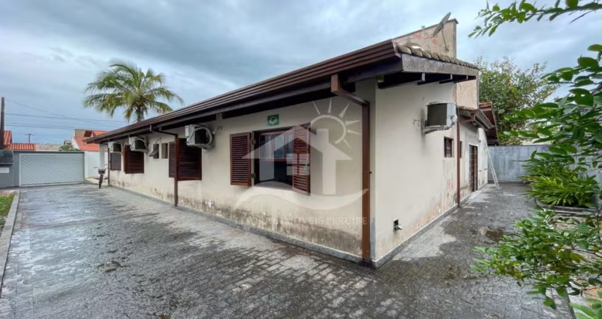 Casa Térrea à venda com piscina, 4 quarto(s),  sendo 4 suíte(s)  no bairro São José, 280 metros da praia, Peruíbe-SP
