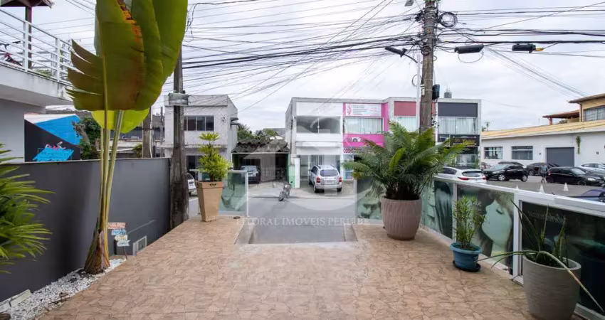 Casa assobradada à venda com piscina, 3 quarto(s),  sendo 1 suíte(s)  no bairro centro, 800 metros da praia, peruíbe-sp
