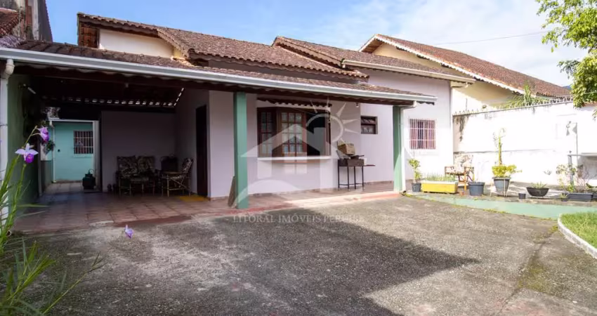 Casa térrea com piscina à venda com piscina, 2 quarto(s),  sendo 1 suíte(s)  no bairro jardim peruíbe, 1800 metros da praia, peruíbe-sp