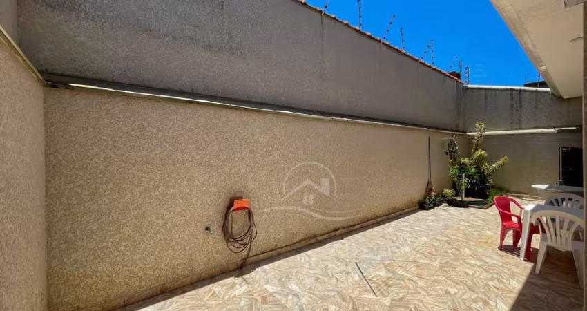 Casa Sobrado à venda com piscina, 3 quarto(s),  sendo 3 suíte(s)  no bairro São João Batista, 600 metros da praia, Peruíbe-SP