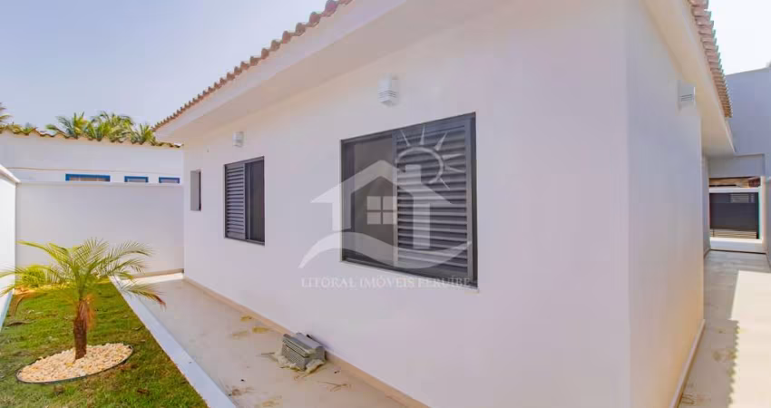 Casa Térrea à venda com piscina, 3 quarto(s),  sendo 1 suíte(s)  no bairro Três Marias, 200 metros da praia, Peruíbe-SP