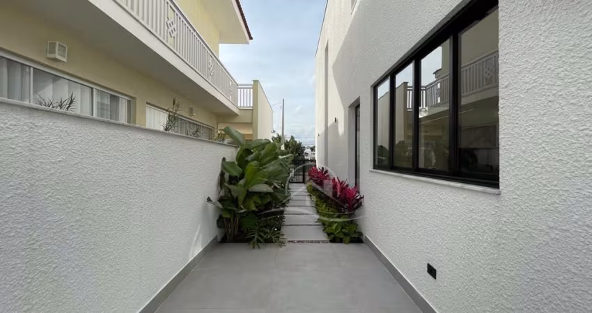 Casa Sobrado Novo à venda com piscina, 3 quarto(s),  sendo 3 suíte(s)  no bairro Bougainville Residencial IV, 1200 metros da praia, Peruíbe-SP
