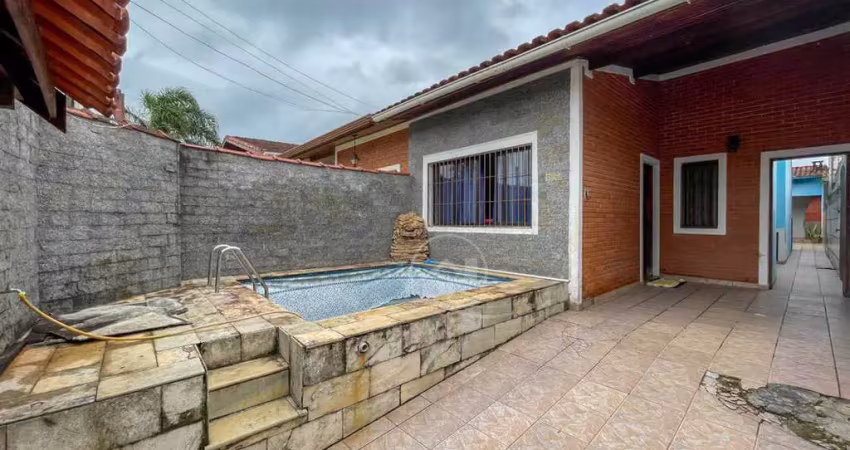 Casa térrea à venda com piscina, 3 quarto(s),  sendo 1 suíte(s)  no bairro ribamar, 800 metros da praia, peruíbe-sp