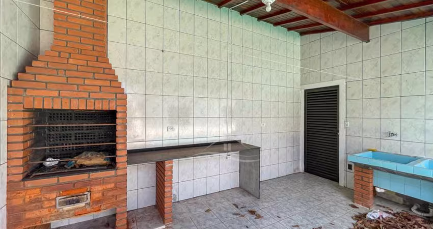 Casa Térrea com piscina à venda com piscina, 3 quarto(s),  sendo 1 suíte(s)  no bairro Ribamar, 650 metros da praia, Peruíbe-SP
