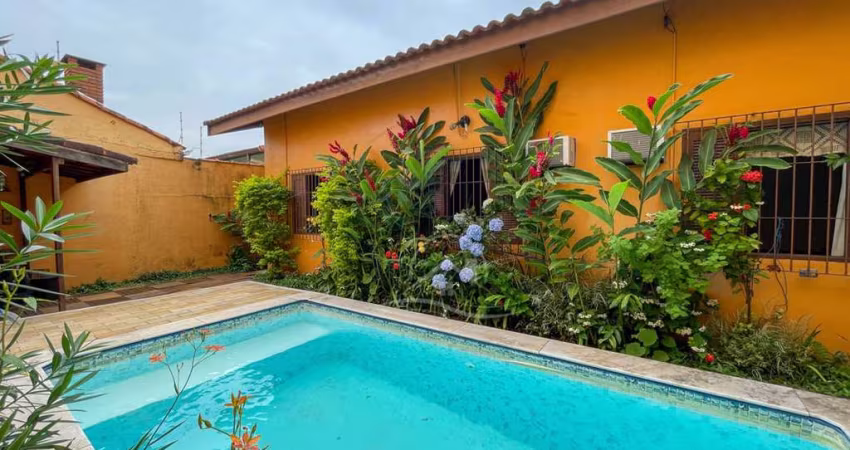 Casa Térrea à venda com piscina, 3 quarto(s),  sendo 1 suíte(s)  no bairro Ribamar, 600 metros da praia, Peruíbe-SP