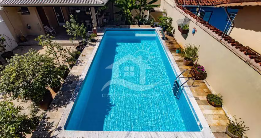 Casa sobrado à venda com piscina, 3 quarto(s),  sendo 1 suíte(s)  no bairro beira mar, 900 metros da praia, peruíbe-sp