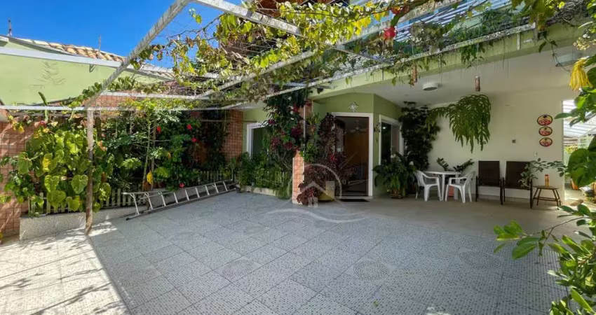 Casa sobrado à venda , 4 quarto(s),  sendo 4 suíte(s)  no bairro oasis, 500 metros da praia, peruíbe-sp