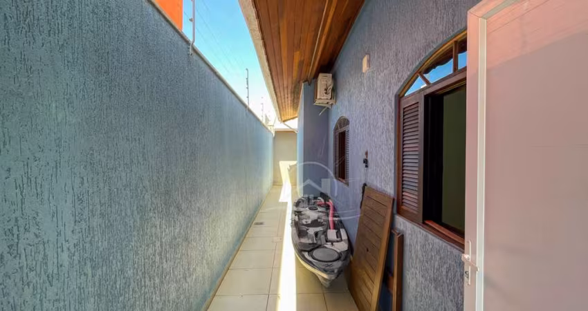 Casa Térrea com piscina à venda com piscina, 4 quarto(s),  sendo 2 suíte(s)  no bairro Oasis, 250 metros da praia, Peruíbe-SP