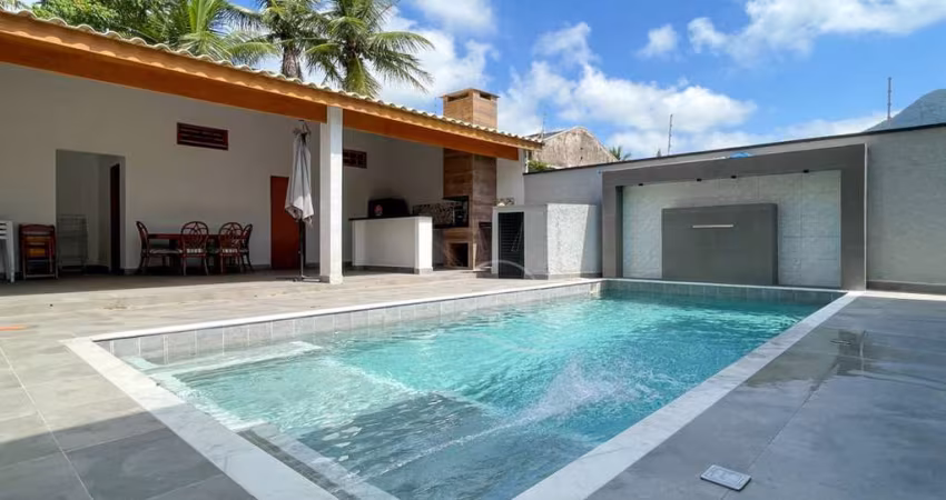 Casa Térrea com piscina à venda com piscina, 4 quarto(s),  sendo 2 suíte(s)  no bairro Centro, 100 metros da praia, Peruíbe-SP