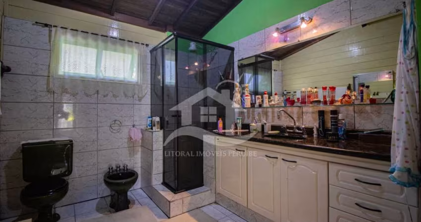 Casa Térrea com Edícula à venda , 3 quarto(s),  sendo 2 suíte(s)  no bairro Guaraú, 200 metros da praia, Peruíbe-SP