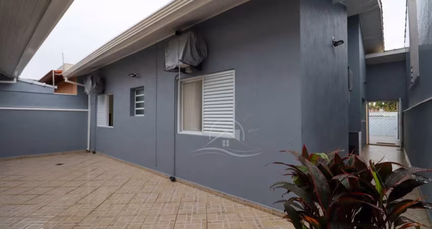 Casa Térrea à venda , 3 quarto(s),  sendo 1 suíte(s)  no bairro Três Marias, 700 metros da praia, Peruíbe-SP