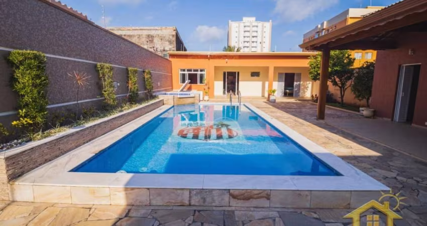 Casa Térrea à venda com piscina, 6 quarto(s),  sendo 1 suíte(s)  no bairro Centro, 0 metros da praia, Peruíbe-SP