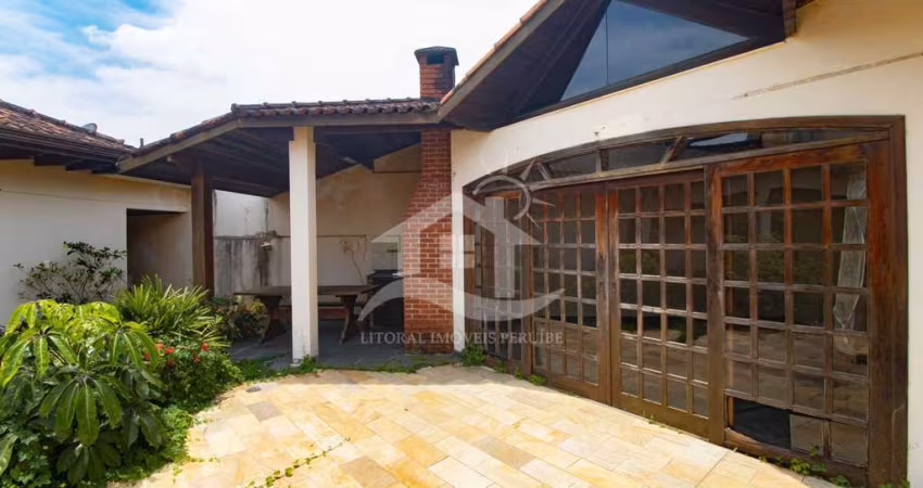 Casa Sobrado à venda com piscina, 4 quarto(s),  sendo 2 suíte(s)  no bairro Jardim Imperador, 500 metros da praia, Peruíbe-SP