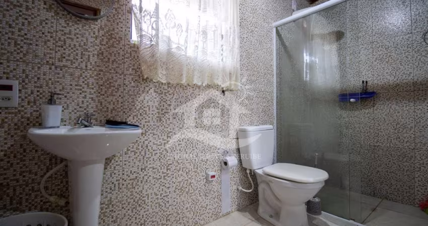 Casa Assobradada à venda com piscina, 3 quarto(s),  sendo 1 suíte(s)  no bairro Centro, 800 metros da praia, Peruíbe-SP
