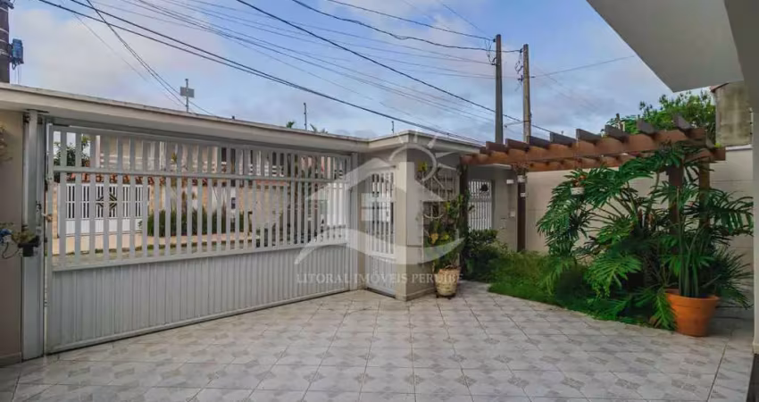 Casa sobrado à venda com piscina, 3 quarto(s),  sendo 0 suíte(s)  no bairro sambura, 250 metros da praia, peruíbe-sp