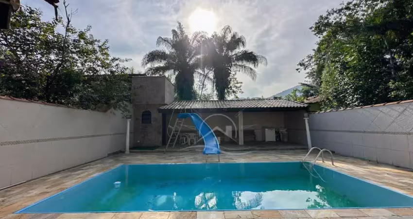 Casa térrea com piscina à venda com piscina, 3 quarto(s),  sendo 1 suíte(s)  no bairro garça vermelha, 650 metros da praia, peruíbe-sp