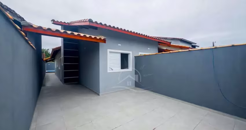 Casa térrea com piscina à venda com piscina, 2 quarto(s),  sendo 1 suíte(s)  no bairro josedy, 1000 metros da praia, peruíbe-sp