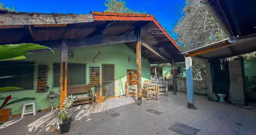 Casa térrea com piscina para alugar , 3 quarto(s),  sendo 1 suíte(s)  no bairro jardim veneza, 3000 metros da praia, peruíbe-sp