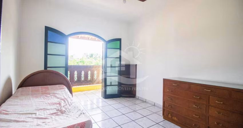 Casa Assobradada à venda com piscina, 3 quarto(s),  sendo 1 suíte(s)  no bairro Jardim São Luis, 1300 metros da praia, Peruíbe-SP