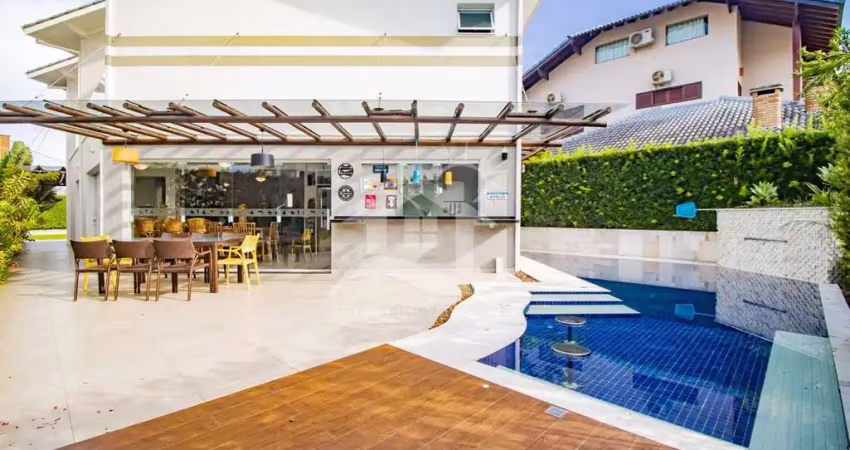Casa assobradada à venda com piscina, 4 quarto(s),  sendo 3 suíte(s)  no bairro bougainville residencial ii, 500 metros da praia, peruíbe-sp
