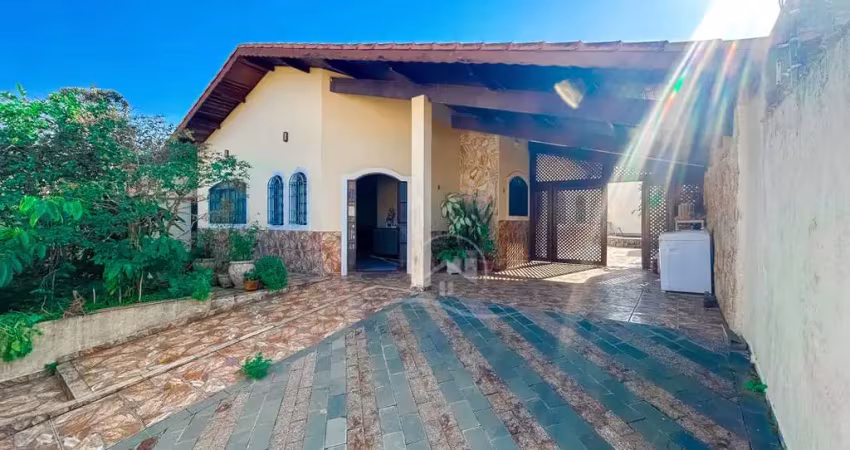Casa térrea com piscina à venda com piscina, 3 quarto(s),  sendo 1 suíte(s)  no bairro ribamar, 700 metros da praia, peruíbe-sp