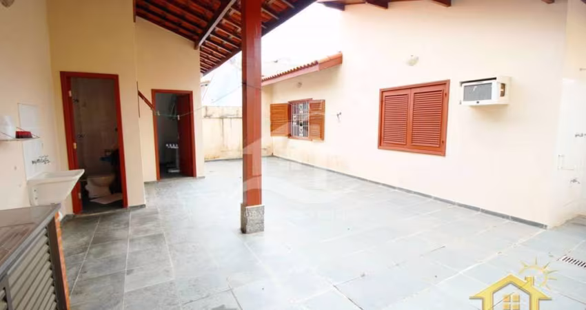 Casa Térrea com piscina à venda com piscina, 3 quarto(s),  sendo 1 suíte(s)  no bairro Jardim Imperador, 0 metros da praia, Peruíbe-SP