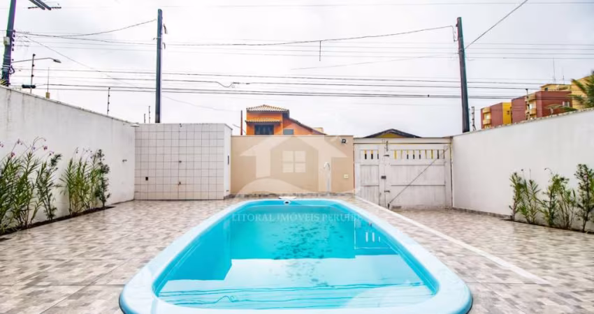 Casa Assobradada à venda com piscina, 4 quarto(s),  sendo 2 suíte(s)  no bairro Três Marias, 500 metros da praia, Peruíbe-SP
