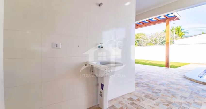 Casa Térrea com piscina à venda , 4 quarto(s),  sendo 2 suíte(s)  no bairro Oasis, 200 metros da praia, Peruíbe-SP