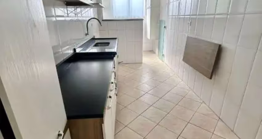 Apartamento aconchegante com 2 quartos, 2 suítes e localização estratégica, a 200 metros da praia, á venda na imobiliaria consulte imoveis.