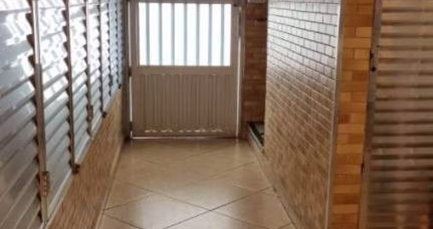 A kitnet conta com uma sala/quarto conjugados, criando um ambiente arejado e iluminado, á venda na IMobiliaria Consulte Imoveis.