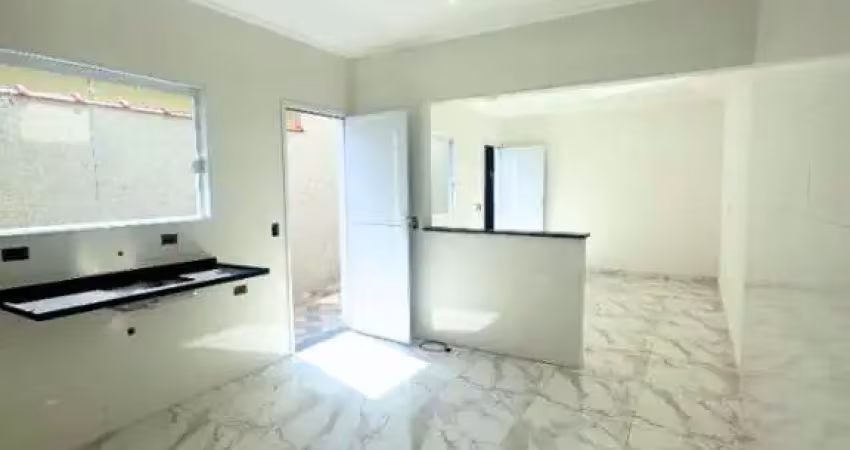 Casa térrea com 2 dormitórios sendo 1 suite. o imóvel está em condomínio fechado, proporcionando mais segurança e conforto aos moradores, você encontra á venda na imobiliaria consulte imoveis.