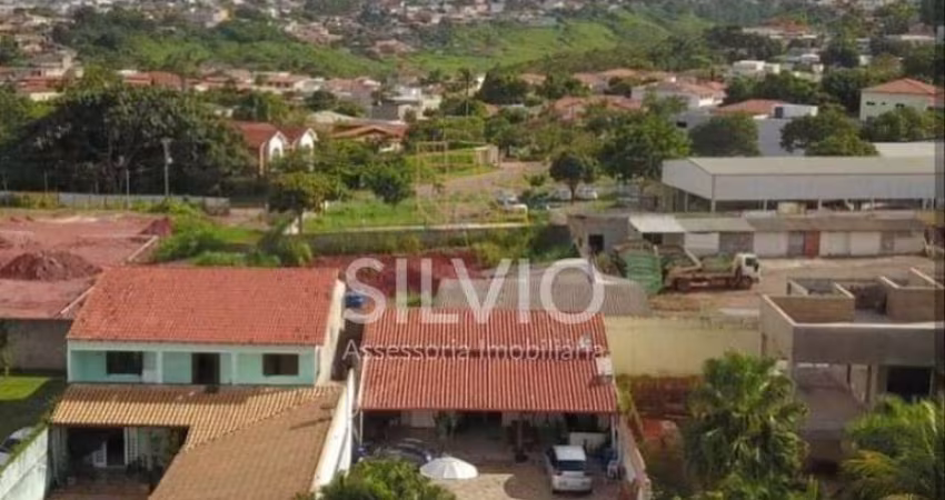 CASA EM CONDOMÍNIO NA MELHOR RUA DE ARNIQUEIRAS SHA 04 CH 77. PERTO DE TUDO! PRATICIDADE E COMODIDADE AO SEU LADO!