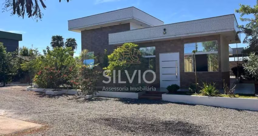 Duas casas com piscina em condomínio fechado – 2800m² de puro espaço!