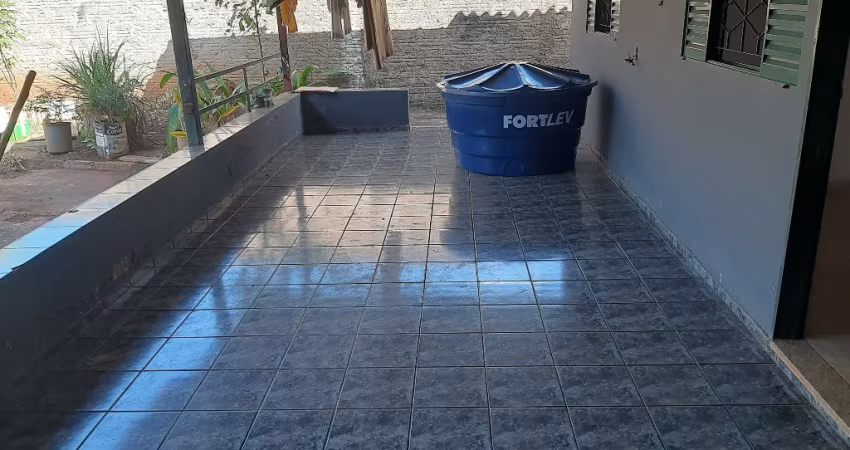 Casa Bairro Planalto 2 Quartos Grandes, Sala, Cozinha Garagem 4 Carros Cobertos