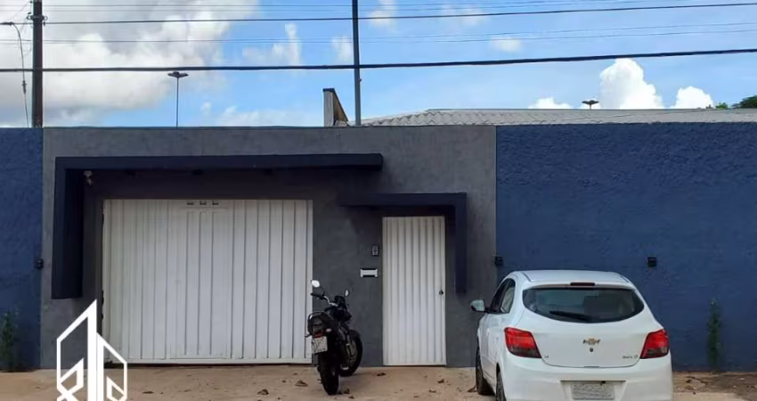 Casa em condominio fechado com ponto comercial.