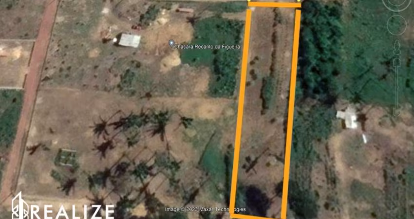 Lote cercado, com mureta, mourões e arame em três lados.