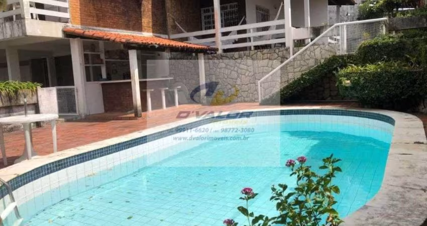 Vendo Casa de Alto Padrão com 400 m², 4 quartos s/ 2 suítes, escritório, piscina, jardim e 4 vagas