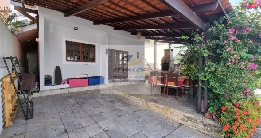 Vendo casa, em condomínio fechado, com 100 m², 3 quartos s/ 1 suíte, espaço gourmet e 2 vagas