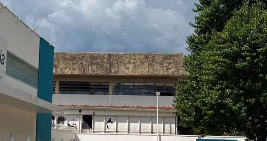Barracão para venda e locação no Boa Vista em Londrina. Com 5.246,38m², com 6 metros de altura, 2 docas. Entrada pelas Ruas Maceió e Recife. Amplo sal