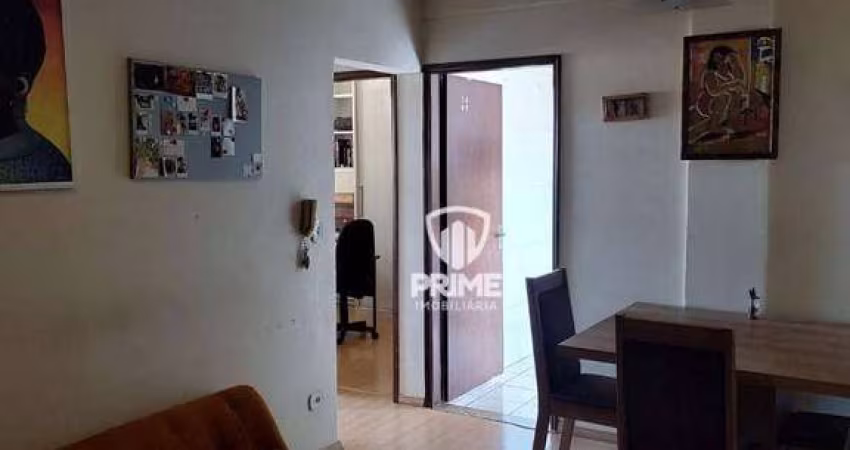 Apartamento à venda na região central de Londrina. Espaçoso, reformado, com 50 m2 de área útil. Completo de armários, contendo 2 quartos, banheiro, co