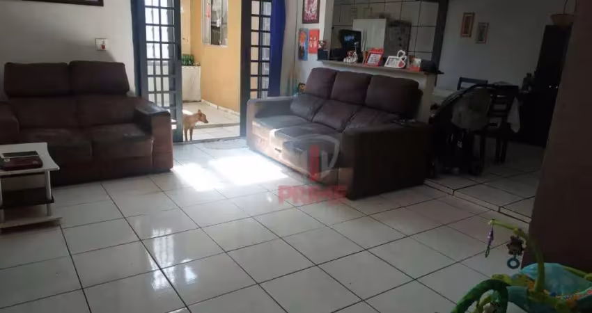 Casa à venda na Vila Ipiranga em Londrina.   Com 2 quartos, sala, copa, cozinha, área de serviço, banheiro social, 2 vagas de garagem e churrasqueira.