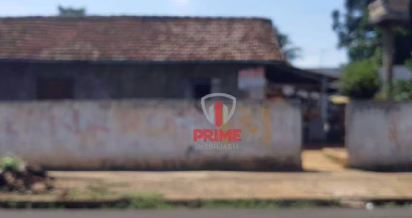 Terreno à venda no Bairro Aeroporto em Londrina. Com 411 m² com casa de madeira. Em ótima localização.