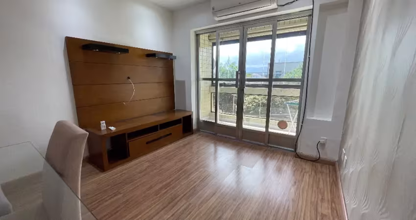 Belissima locação apartamento 2 quartos mobiliado com varanda e de frente.