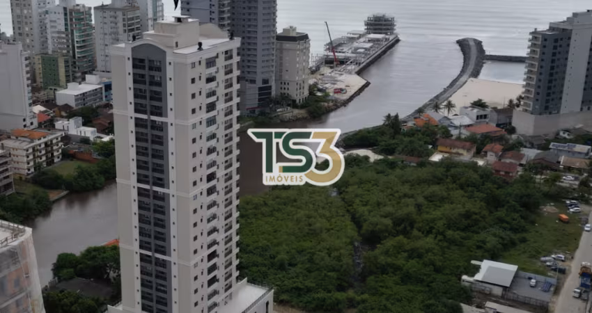Empreendimento com excelente localização, próximo a mercados, farmácias e a aproximadamente 400 metros da praia de Balneário Perequê!