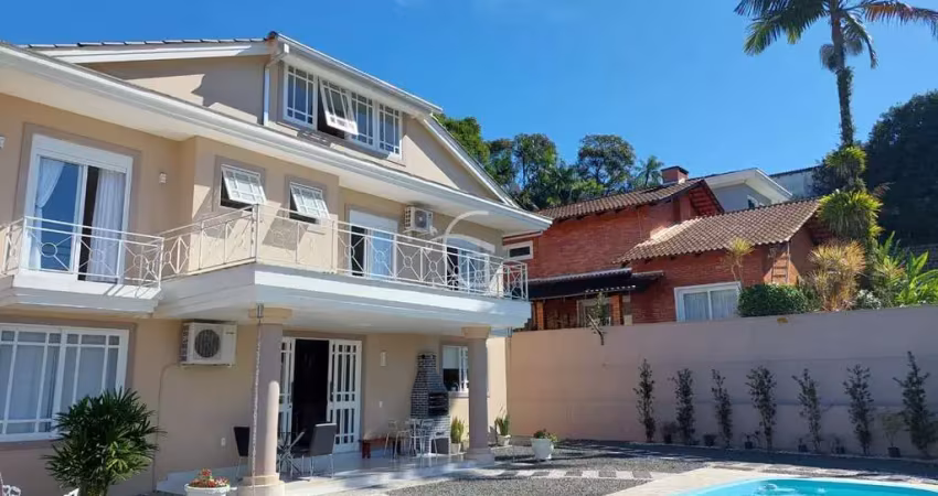 Uma casa em condomínio fechado com apenas 6 residências, mobiliada, para você e sua família desfrutarem!