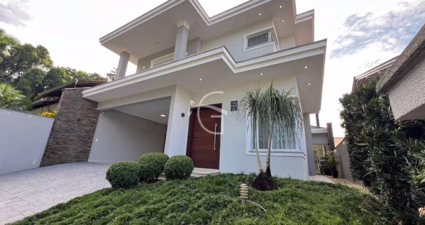 Essa casa de alto padrão é linda e encantadora.