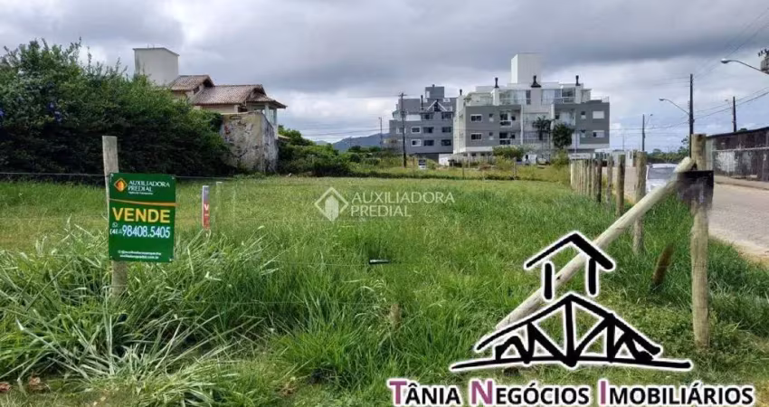 Terreno com escritura em loteamento a 200 metros da praia do campeche