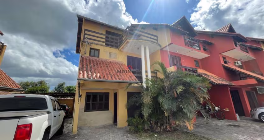 Sobrado em condomínio com 03 dormitórios à venda no Bairro Niterói.