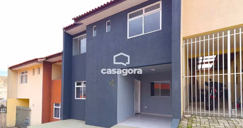 Sobrado com 3 quartos, garagem coberta e churrasqueira no bairro iguaçu