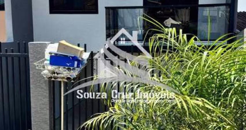 Sobrado de Frente para Rua com 03 Quartos - Terreno nos Fundos.